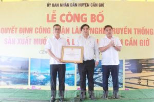 Lễ công bố quyết định công nhận làng nghề truyền thống sản xuất muối tại xã Lý Nhơn, huyện Cần Giờ